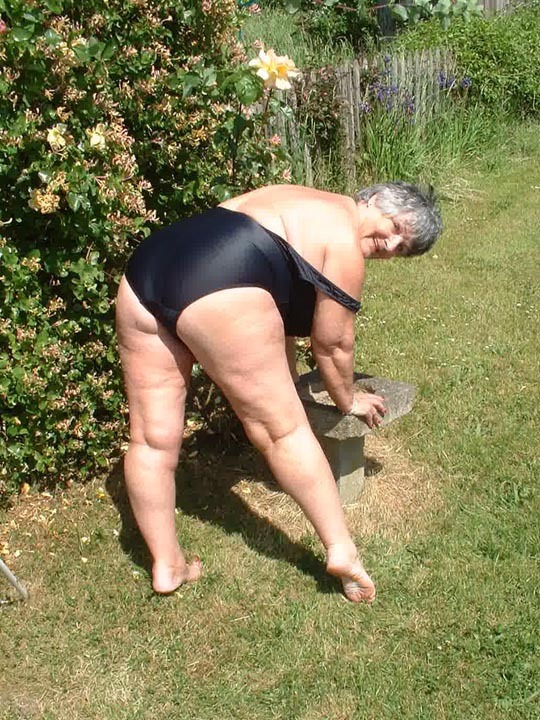 Fat Hot Granny - Sexy fat granny naked in the garden Â» Sexy fat granny naked in the garden